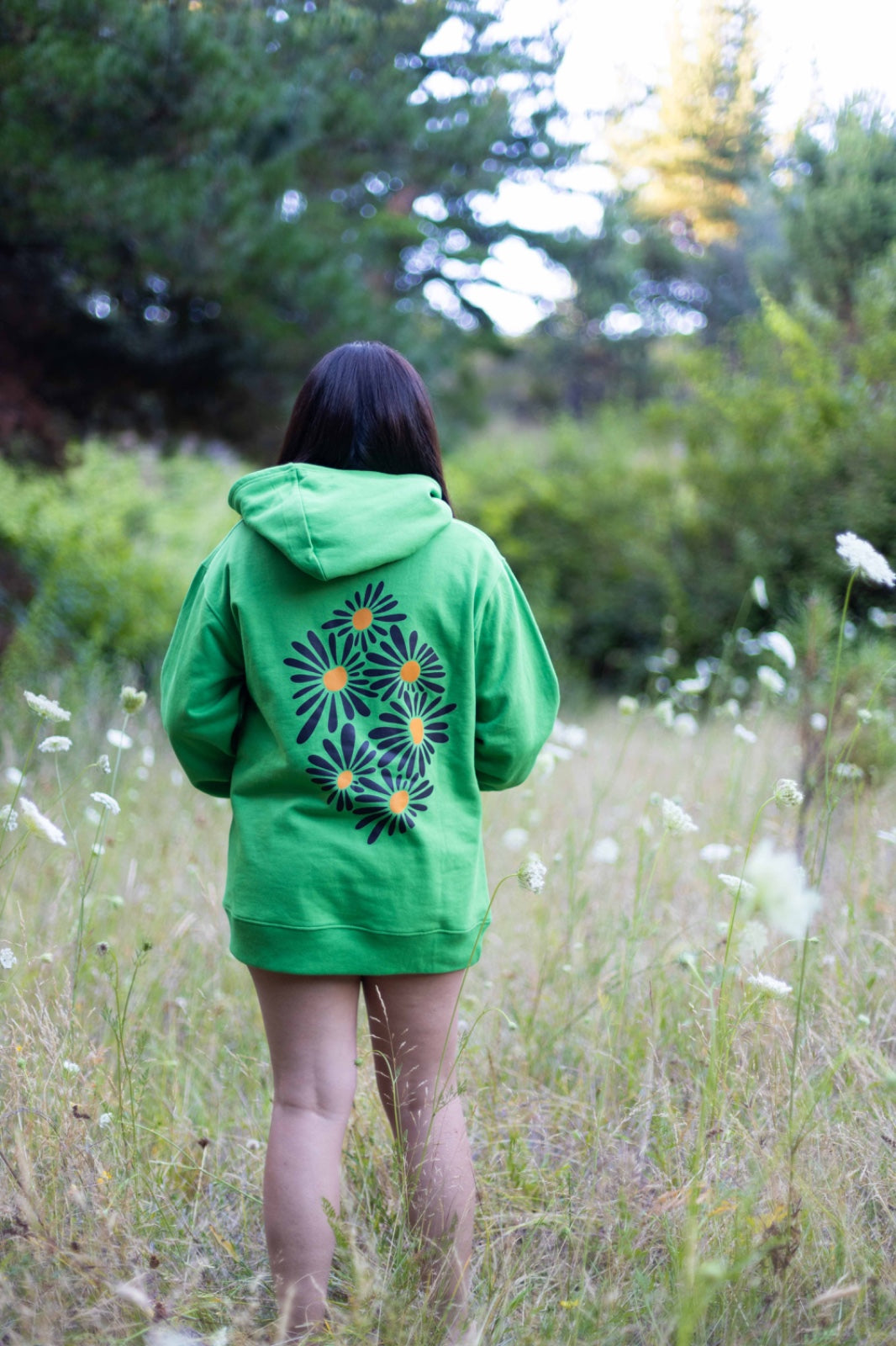 Poleron Unisex Canguro Jardin de Margaritas Verde