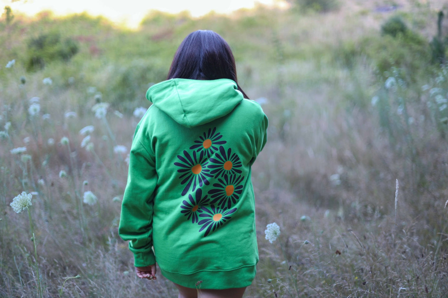 Poleron Unisex Canguro Jardin de Margaritas Verde