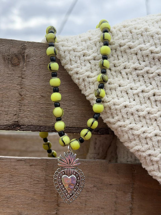 Collar Sagrado Corazon amarillo marmoleado